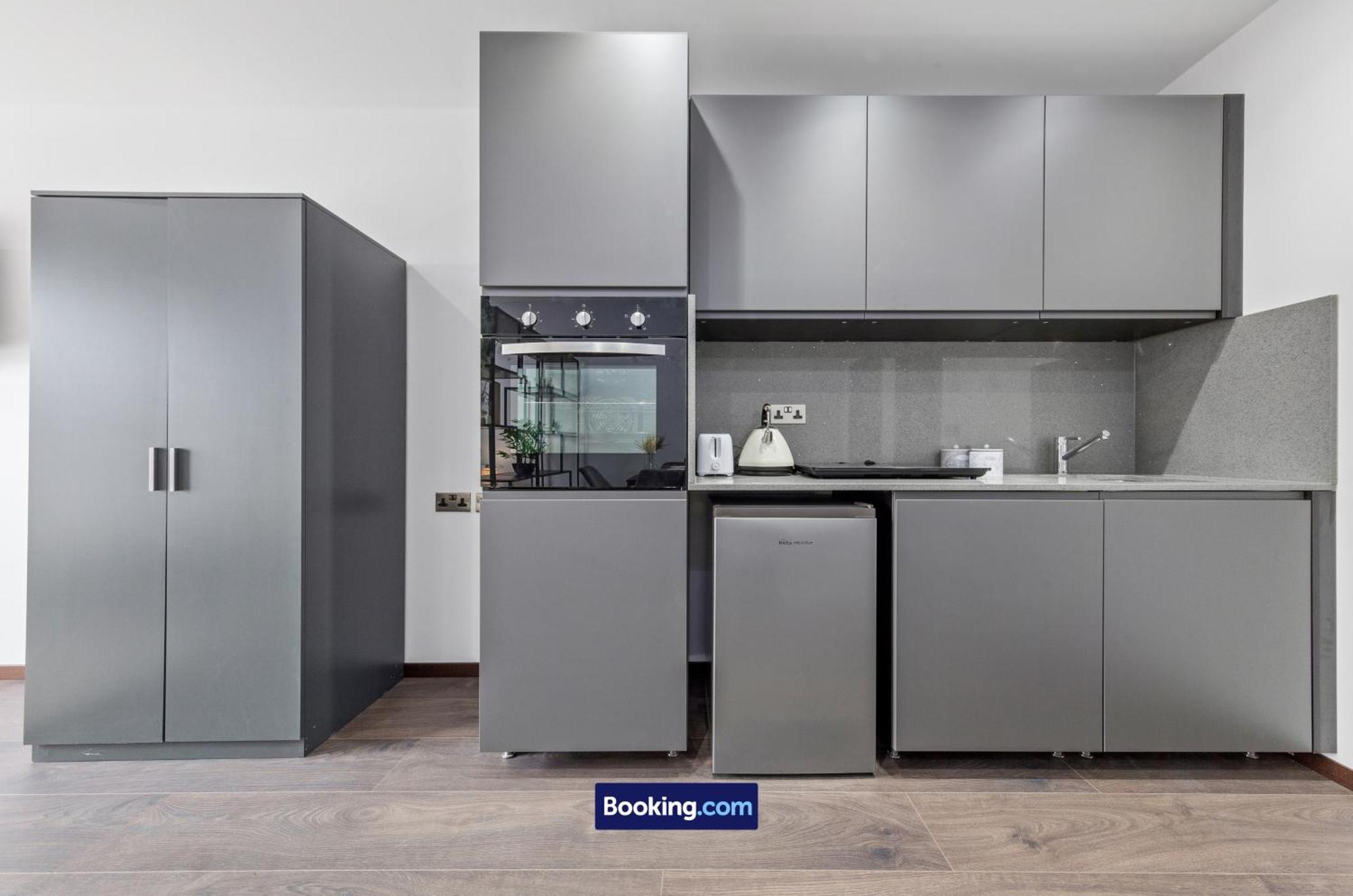 Stylish Studio Apt By Stay Smart Short Lets & Serviced Accommodation Woodstock With Free Wifi London Exterior photo